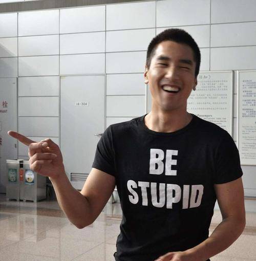 黑色|赵又廷不愧是型男,穿黑色T恤清爽又干净,难怪高圆圆这么爱他