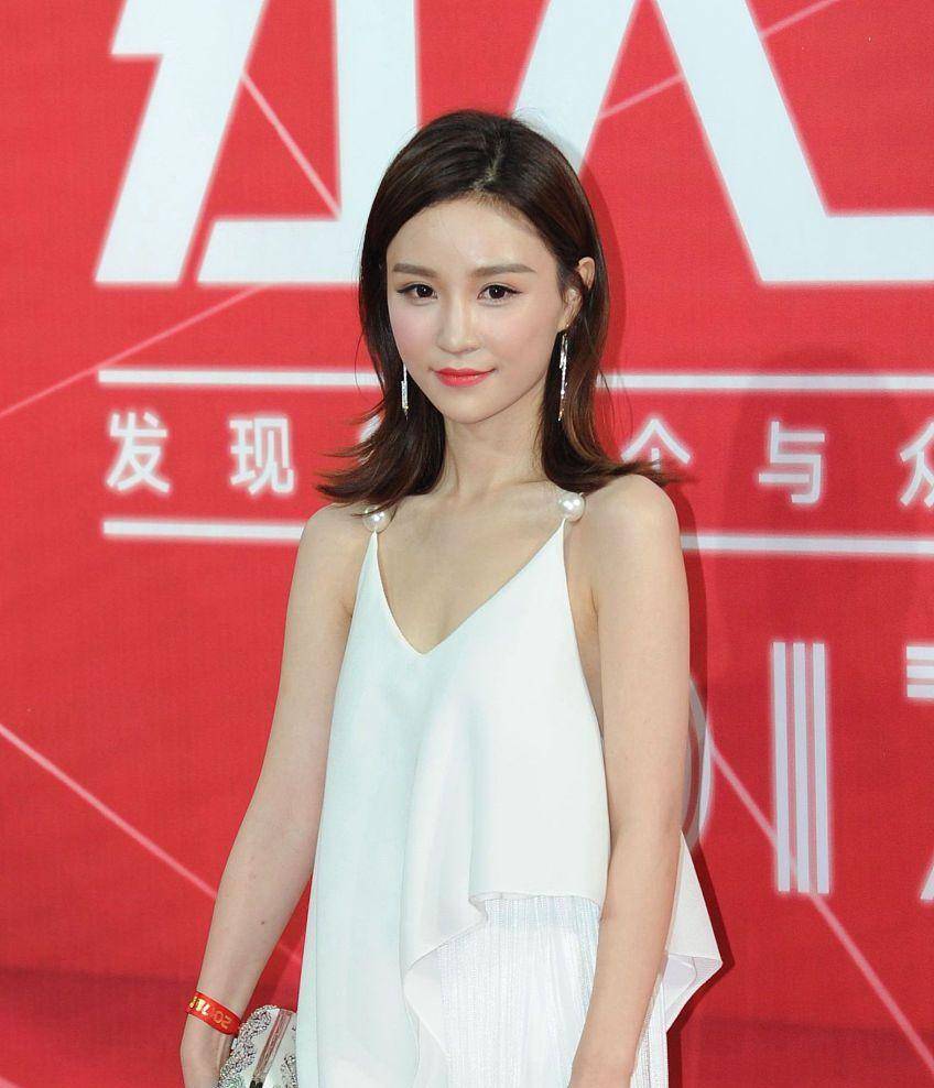 黑色|雪梨气质从网红“升级”,穿白色礼裙被抓拍,长相和精修图没差