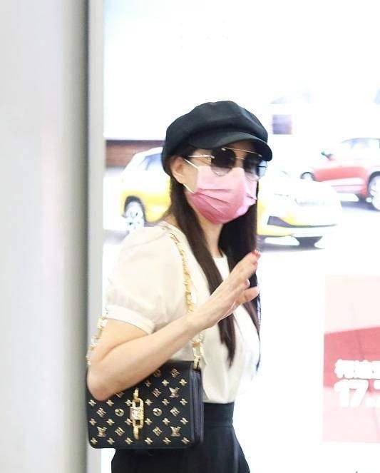 庾澄庆|伊能静儿子二次走机场,1米8身高还穿增高鞋,打扮阳光超像庾澄庆