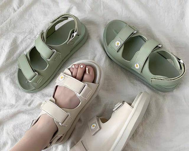 佟大为|佟大为老婆随性过头，网纱连衣裙搭配“沙滩鞋”，违和感溢出屏幕