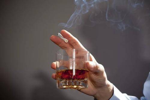 肝脏|它是肝病的“催化剂”!与酒精无关,这个坏习惯,很多人都改不掉