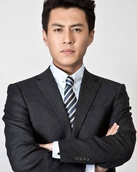 因为|43岁靳东1993年出道,二十多年摸爬滚打,如今成为富豪身价过亿