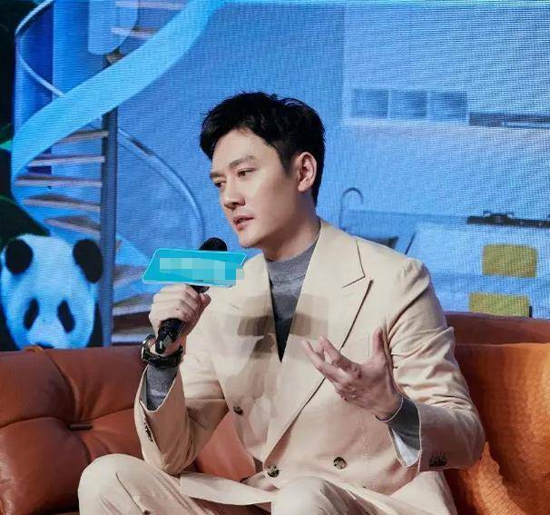 一身|冯绍峰离婚后首现机场,一身牛仔穿搭帅气减龄,百万名表太抢镜