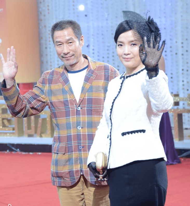 吕丽萍|61岁吕丽萍穿旗袍真提气质，配发髻从容优雅，就是看得小腿有点粗