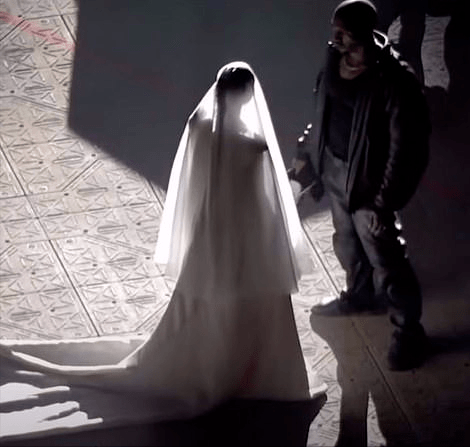 卡戴珊|金卡戴珊穿婚纱亮相坎爷演唱会!头纱好梦幻,仙气十足好浪漫啊