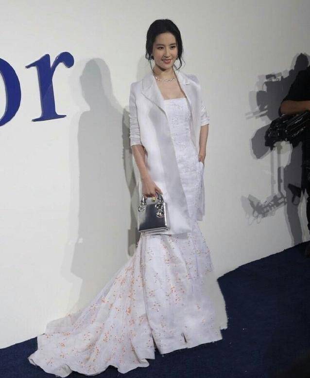 身材|刘亦菲身材微胖更有魅力，穿白色长裙配西装外套，不愧是神仙姐姐