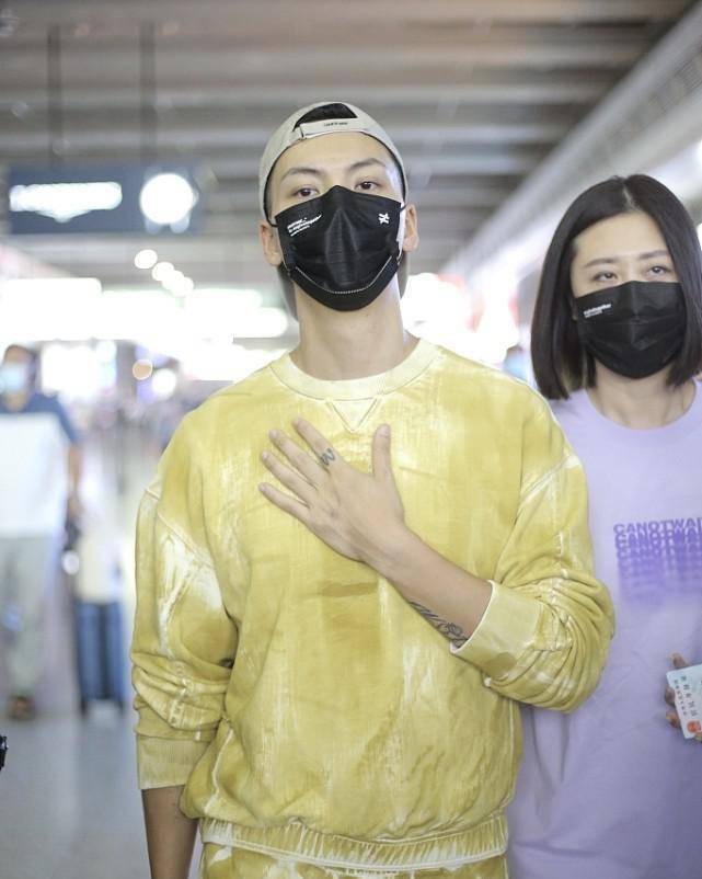 身材|陈伟霆真是咋省事咋穿，白色套装偏要染黄了，杂色看着还挺时髦的