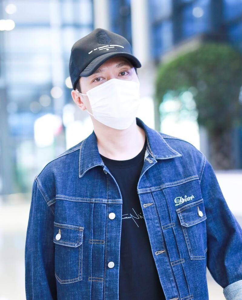 一身|冯绍峰离婚后首现机场,一身牛仔穿搭帅气减龄,百万名表太抢镜