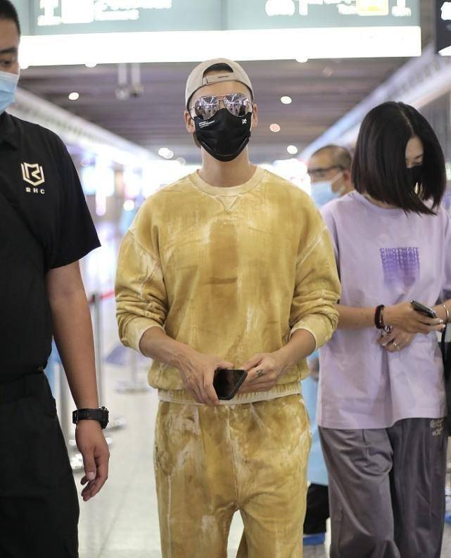 身材|陈伟霆真是咋省事咋穿，白色套装偏要染黄了，杂色看着还挺时髦的