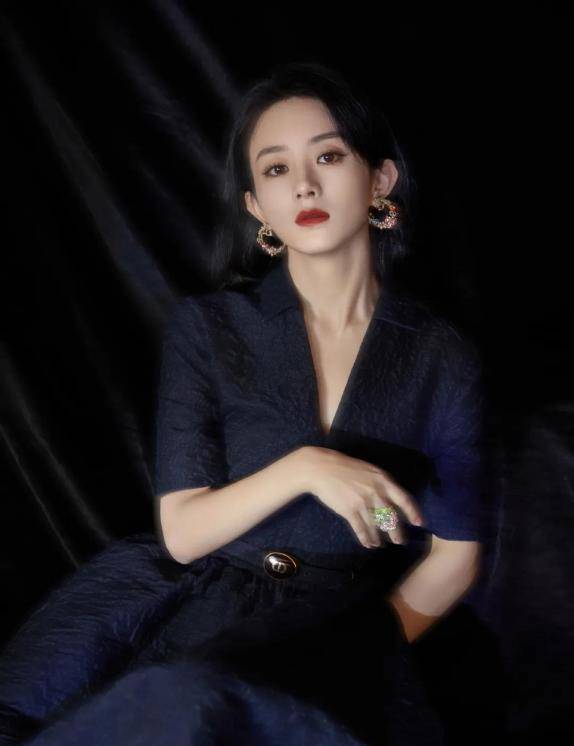 赵丽颖|赵丽颖和平提离婚!从温柔甜妹变身冷飒大女人,穿搭风格大转型