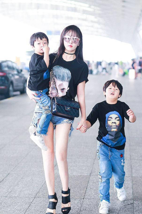 冉莹颖|冉莹颖真是拼，穿12厘米高跟还单手抱娃，搭T恤牛仔短裤仍显年轻！