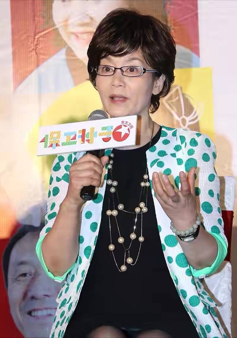 显得|潘虹太会保养了,被怼脸拍皮肤也好细腻,穿蓝色连衣裙衬得更年轻