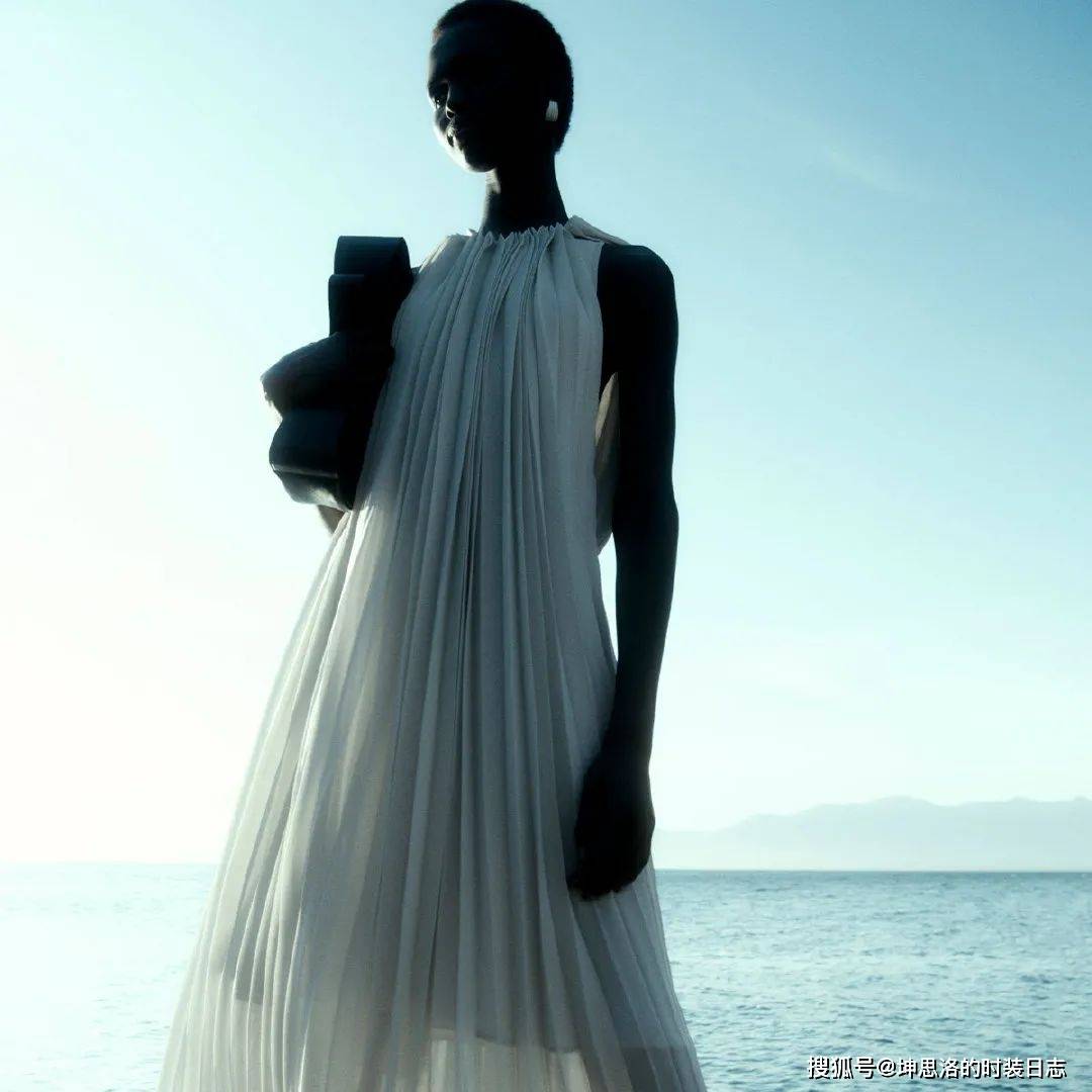 系列|Lookbook画册丨COS 2021夏季假日系列 以轻简搭配享受夏日宁静