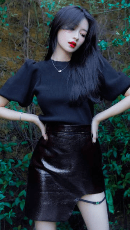 黑色|孙怡的细腰长腿无敌了！泡泡袖上衣搭配黑色皮质短裙，俏皮洋气