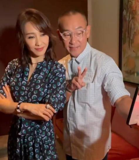 黎姿|49岁黎姿和林保怡自拍，两人笑容灿烂，黎姿依旧甜美有少女感