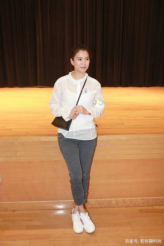 活动|袁咏仪和吴绮莉还挺合拍的，出席活动穿的差不多，看着还挺年轻