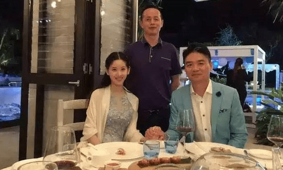 手机|章泽天罕见陪丈夫豪门应酬，居家打扮只顾看手机，似爸爸带着女儿？