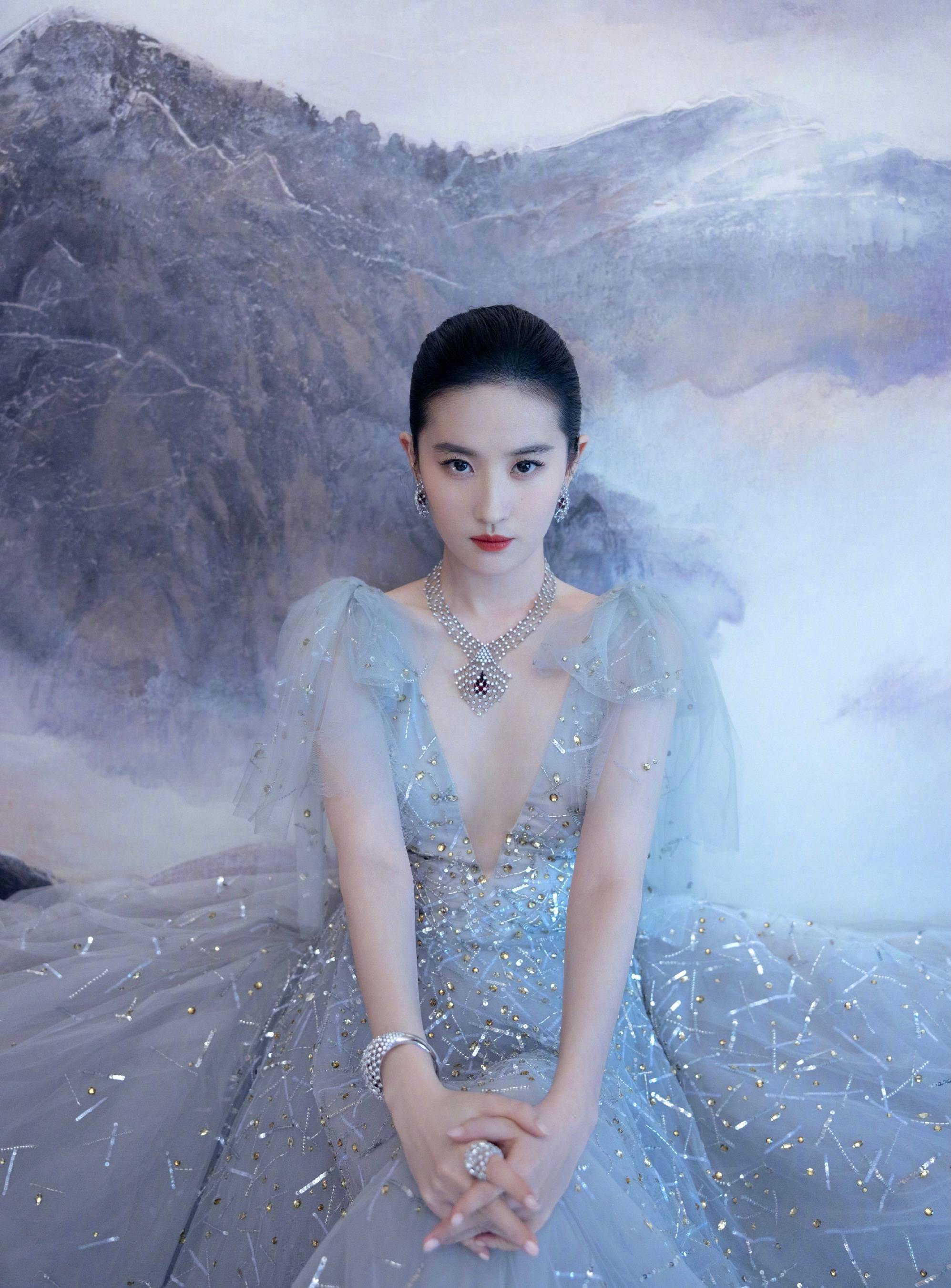 公主|刘亦菲穿上纱裙梦幻又浪漫的精灵公主，戴上皇冠是高贵典雅的清冷型气质女神