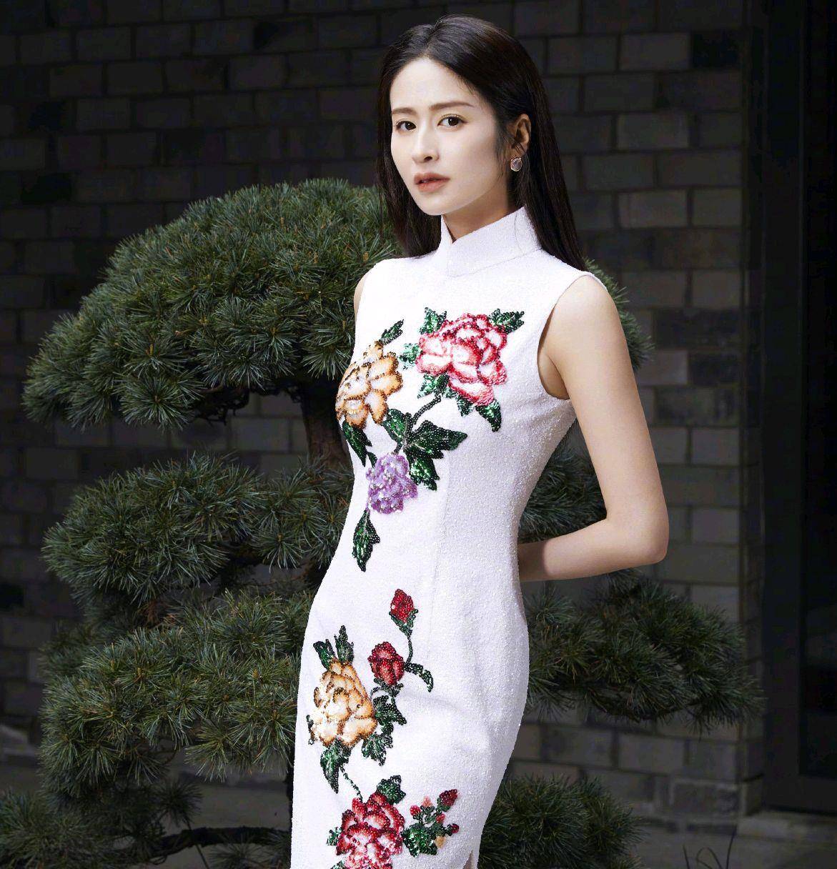 迪丽热巴|迪丽热巴穿大面积印花连衣裙真好看，活泼灵动艳而不俗，越看越美