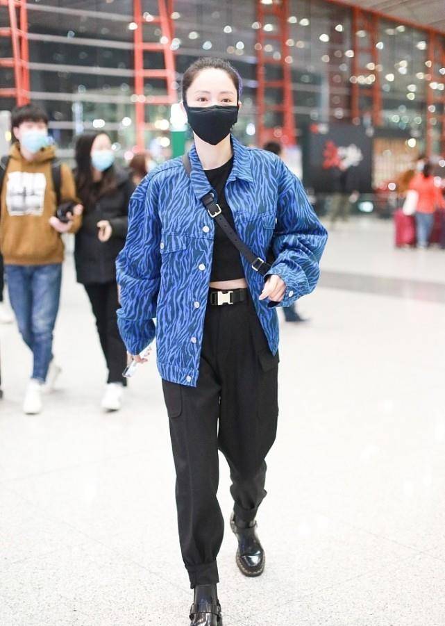 清流|董璇的衣品是娱乐圈中的一股“清流”，衬衫配牛仔裤，却意外时髦