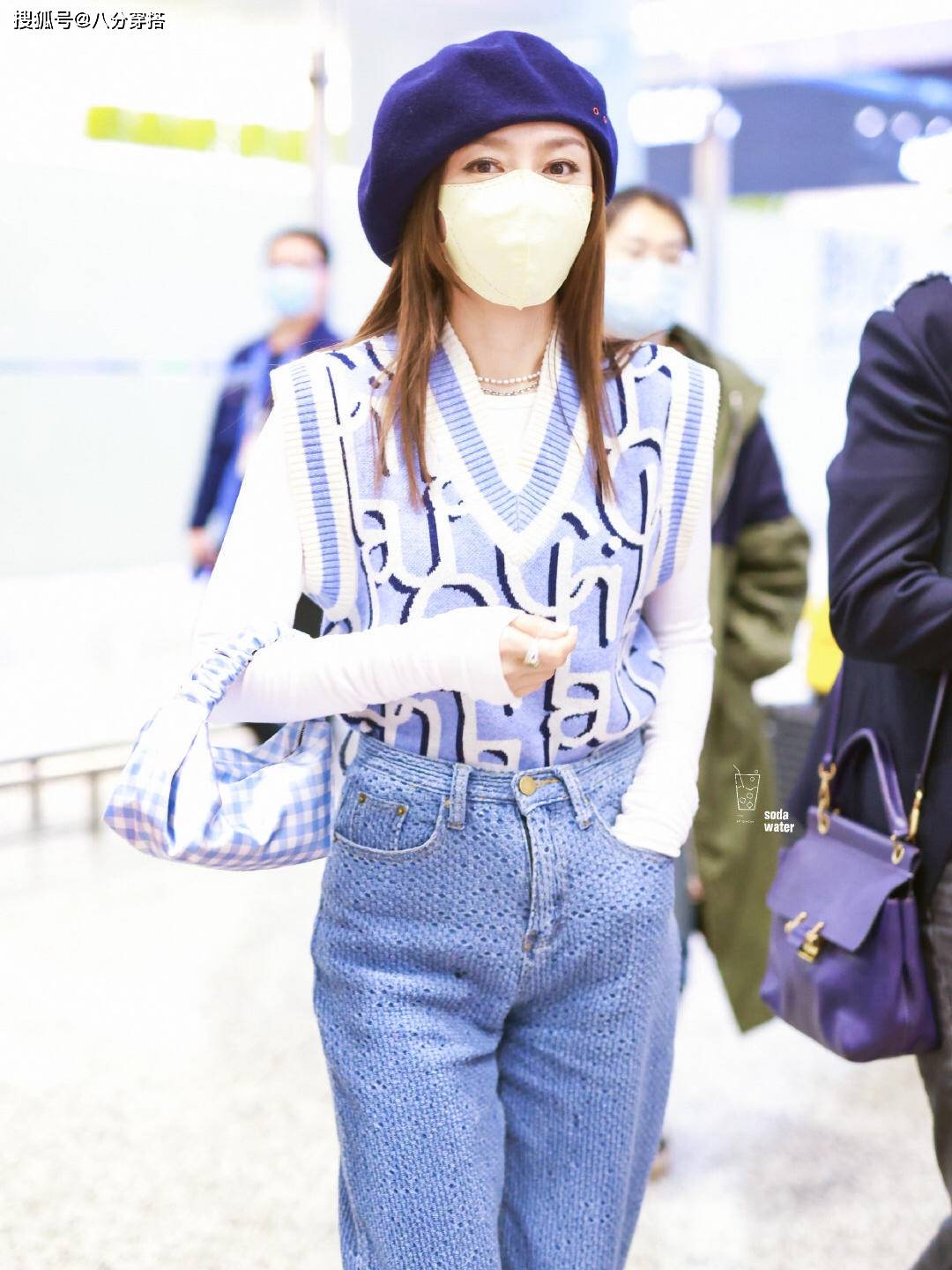 身材|秦岚虽是“阿姨年纪”，穿针织马甲配白T恤甜美温柔，嫩成大学生