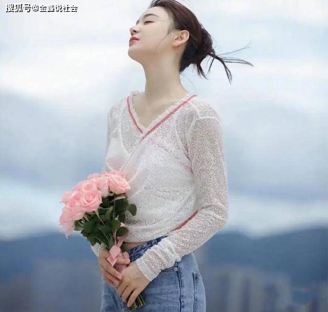 身材|袁姗姗秀身材太刻意，穿“蚊帐衣”又薄又透，白色打底都显了出来
