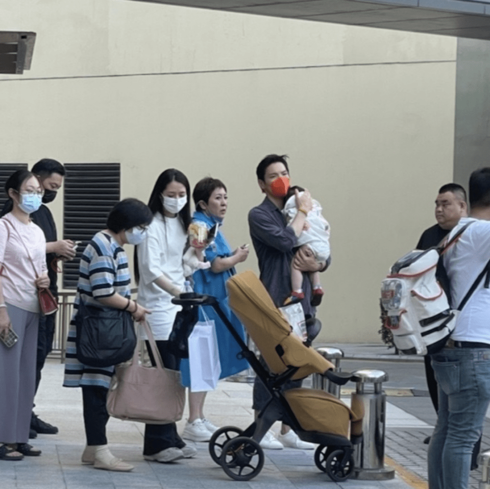 向佐|向太一家被偶遇，郭碧婷身材纤细，女儿侧颜像洋娃娃难挡高颜值