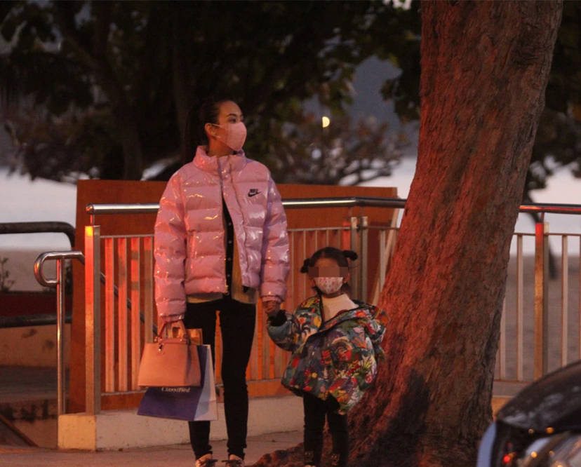 身材|郭富城一家五口逛街，俩女儿不怕露正脸，小他4岁的岳母穿貂贵气？