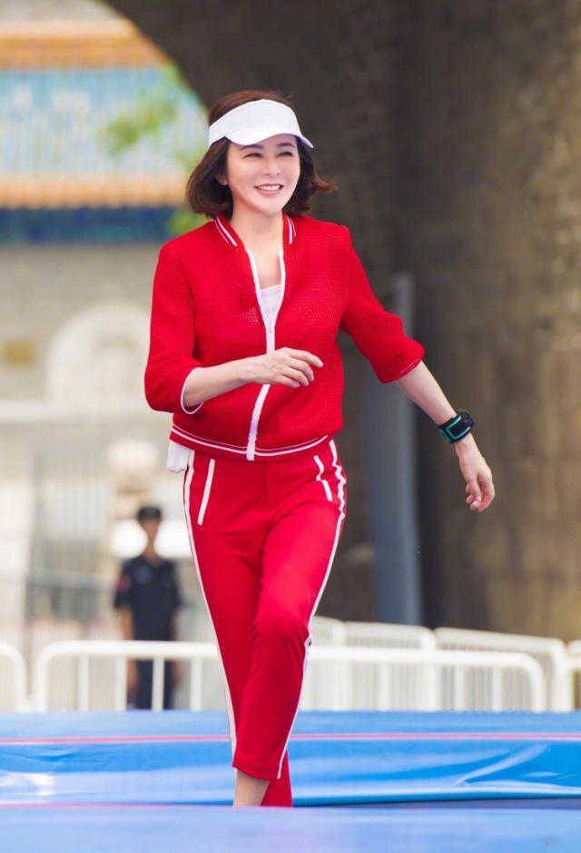 一身|关之琳真的太会穿,一身红色运动套装活力十足,哪有中年人的样子