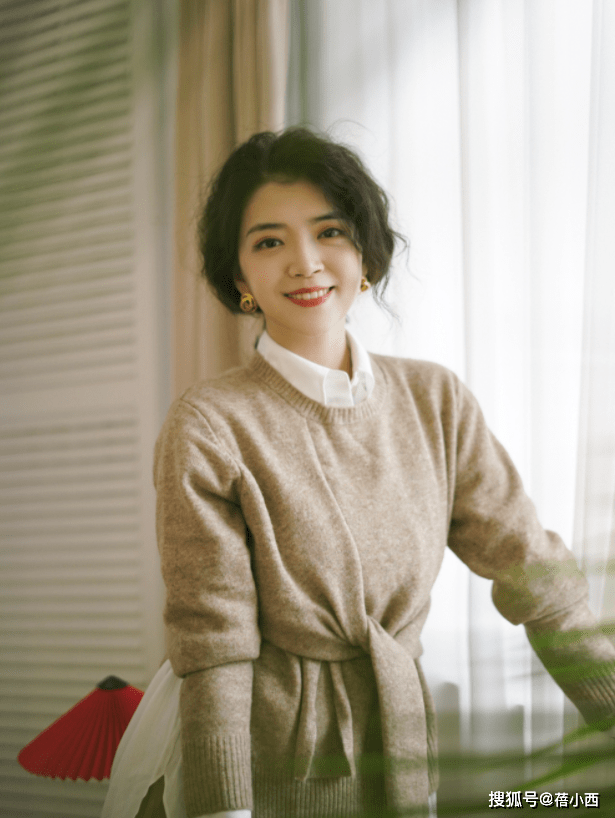 chic|chic！简约！百搭！真正有品位的女人，早秋衣橱里必备“针织衫”