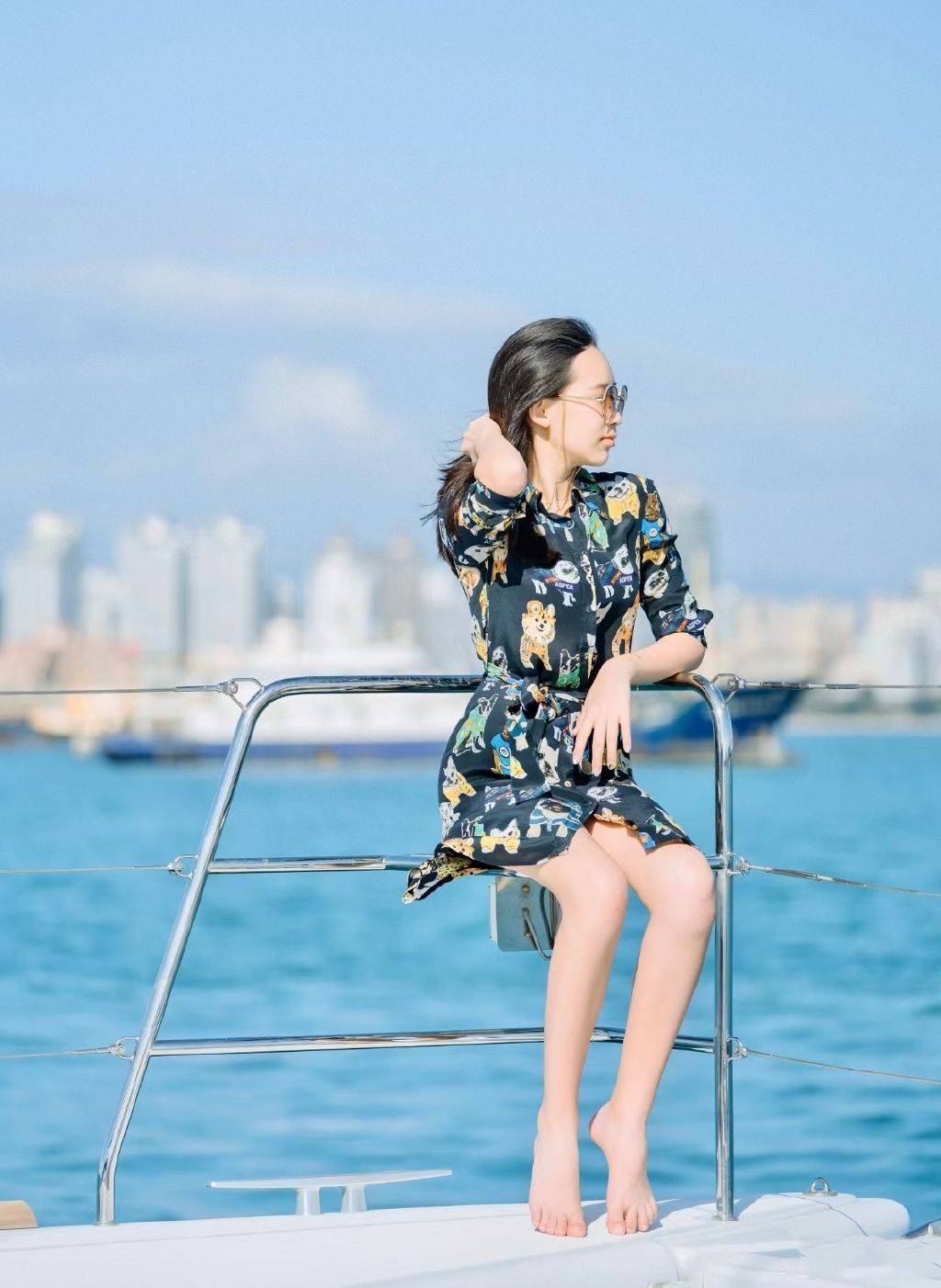 厚底|赵文卓妻女出游大女儿最抢镜，才14岁腿细又长，像开了拉长滤镜