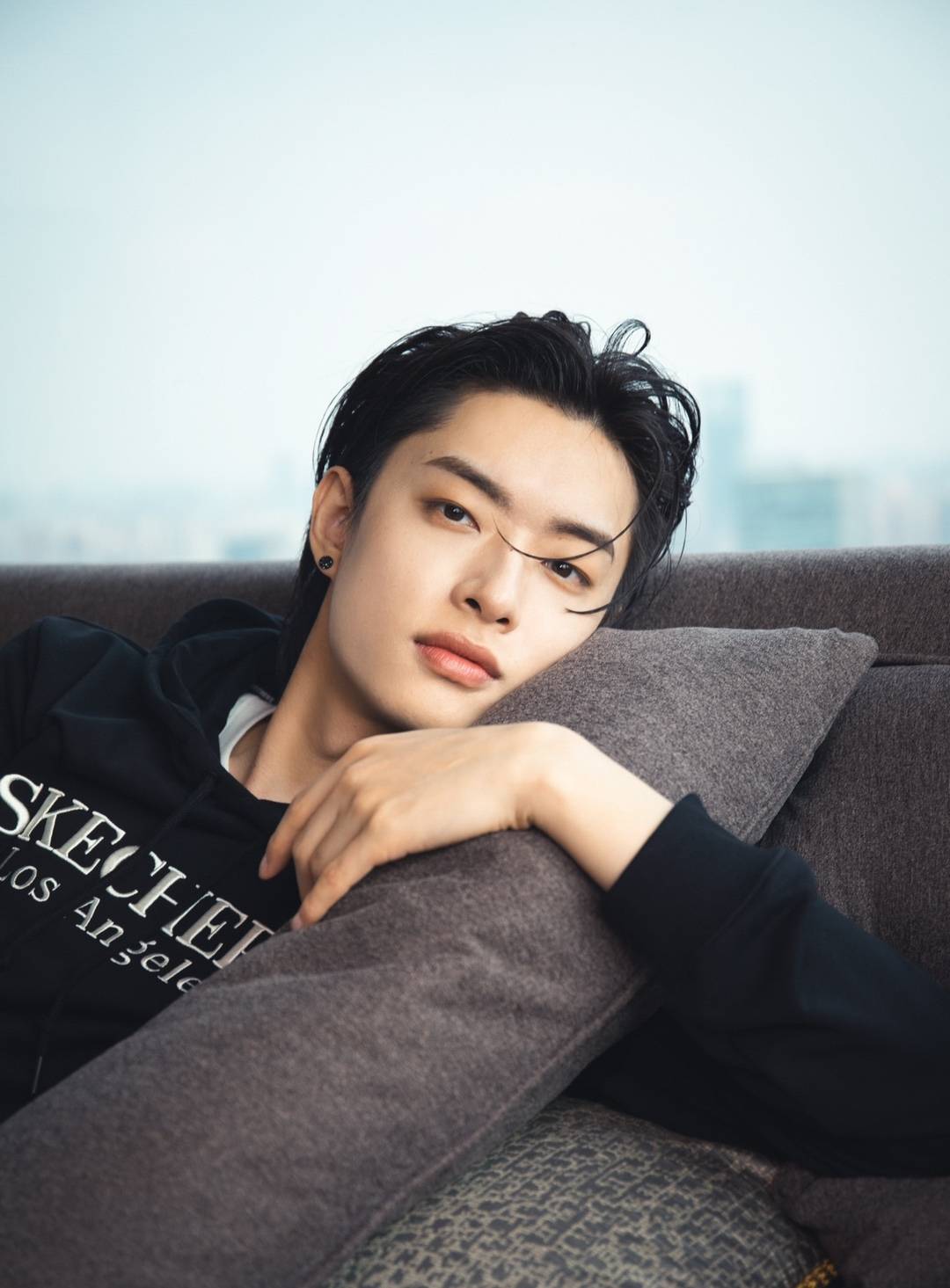 卫衣|木子洋最新活动造型，身穿黑色卫衣搭配灰色运动裤，梳起大背头，随手拍即画报