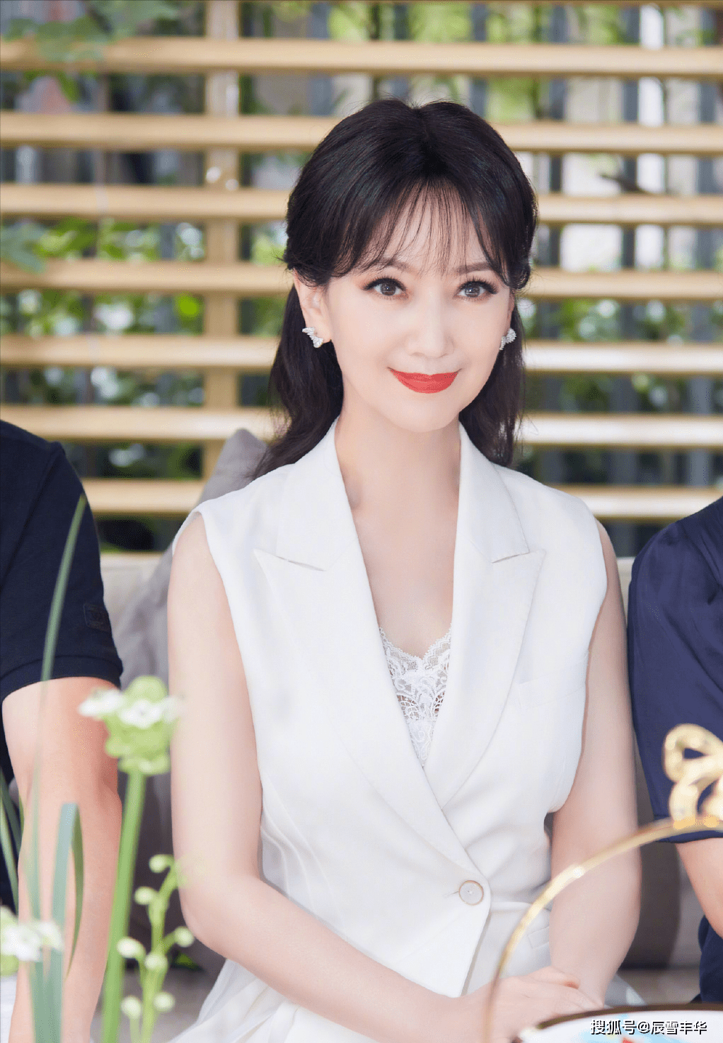 显得|赵雅芝穿出了“老年人”该有的样子,有品位的穿衣显年轻,太美了