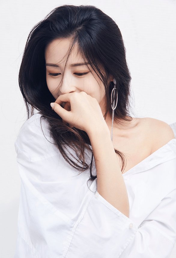 女生|颖儿瘦得刚刚好，身穿“肚兜式”裙装，“蚂蚁腰”好惹眼