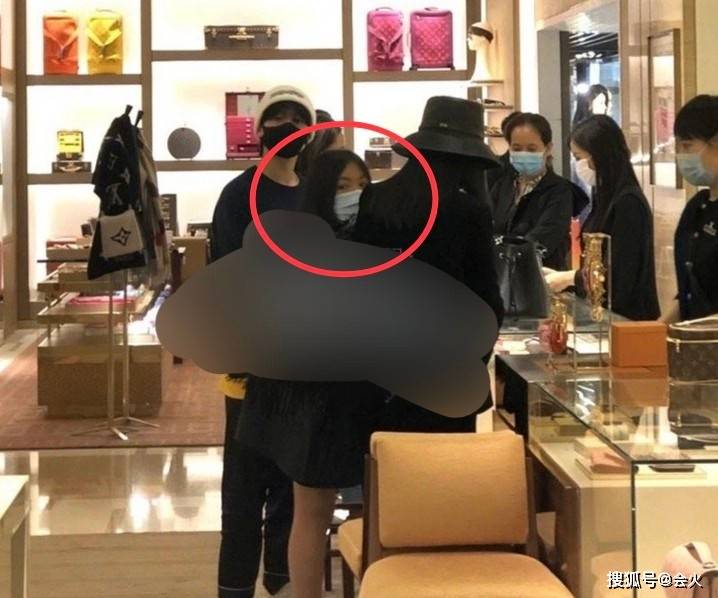 下巴|李湘晒大量与女儿亲密照！瘦出尖下巴打扮似贵妇，网友纷纷催生二胎