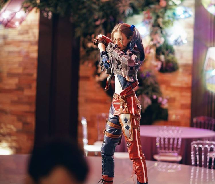 皮夹克|孙俪新剧“豁”出去了,38岁扮小丑女腰细腿长,染彩发像漫画少女