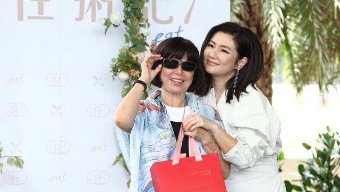 任家萱|Selina罕见携妈站台，妈妈穿郭晶晶同款99块飞跃，高调支持国货！