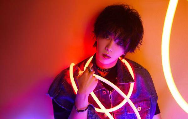 动态|郑恺有多输不起？当众甩脸惹哭华晨宇，被撕名牌后怒摔外套