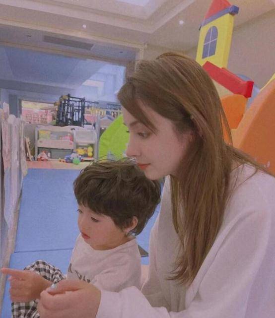 图片|麦迪娜挺大肚与姜潮同健身,大肚似怀双胞胎