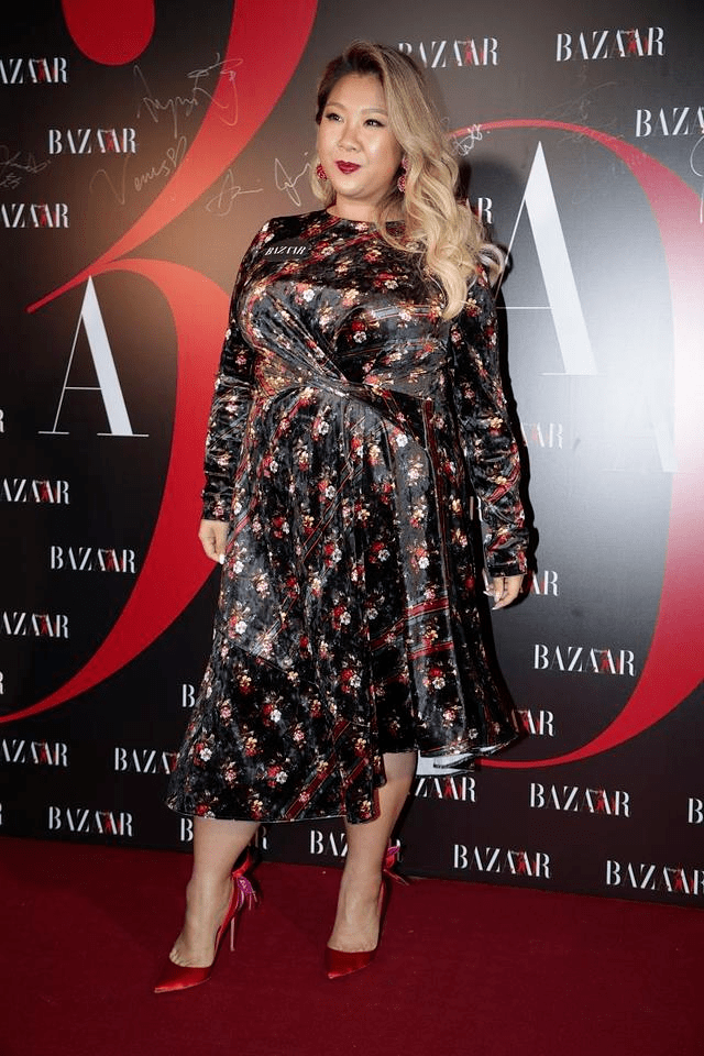 整体|180斤的郑欣宜美得惊艳！穿印花连衣裙配长卷发，简直是大码超模