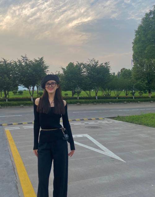 黑色|想要穿出减龄甜美风?跟着赵露思学穿搭,不同风格轻松get