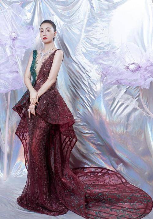 整体|陶虹贵妇气质开挂，奔五的年纪这样穿“太客气”，拼色搭配太唯美