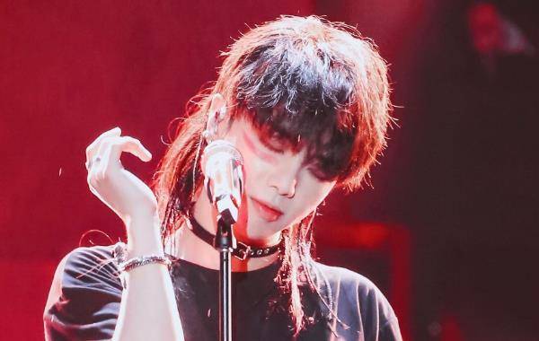 动态|郑恺有多输不起？当众甩脸惹哭华晨宇，被撕名牌后怒摔外套