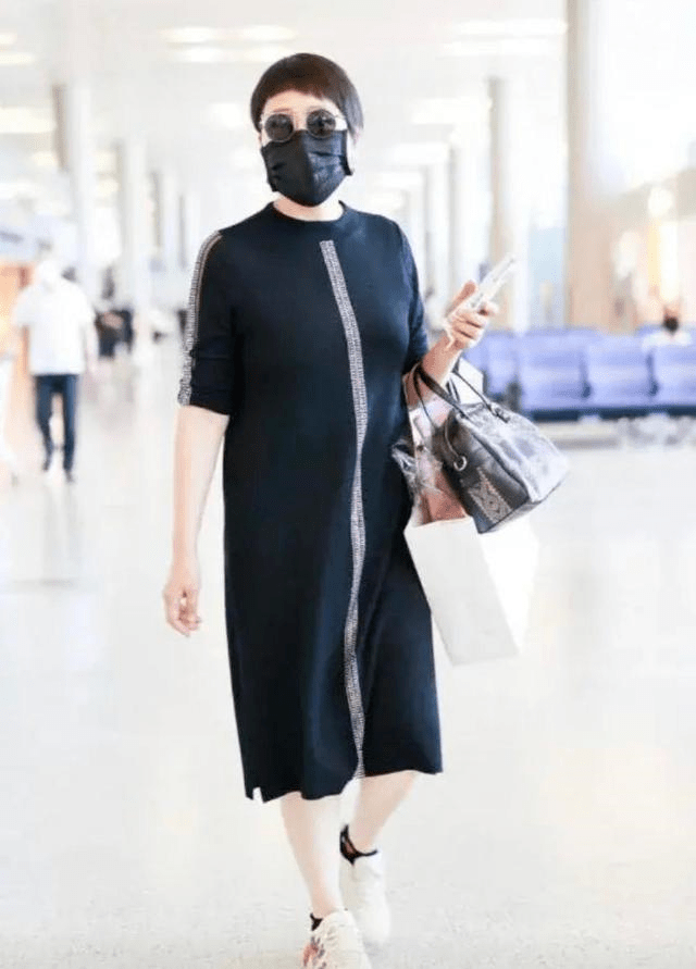 黑色|张凯丽58岁又怎样？穿衬衫配短裤走机场，“豆腐腿”哪像奶奶辈