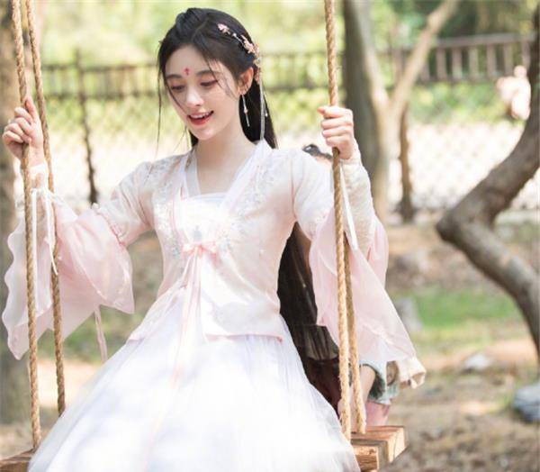 鞠婧祎|女星剧中荡秋千，杨紫开心，鞠婧祎唯美，看到关晓彤：不怕摔了吗