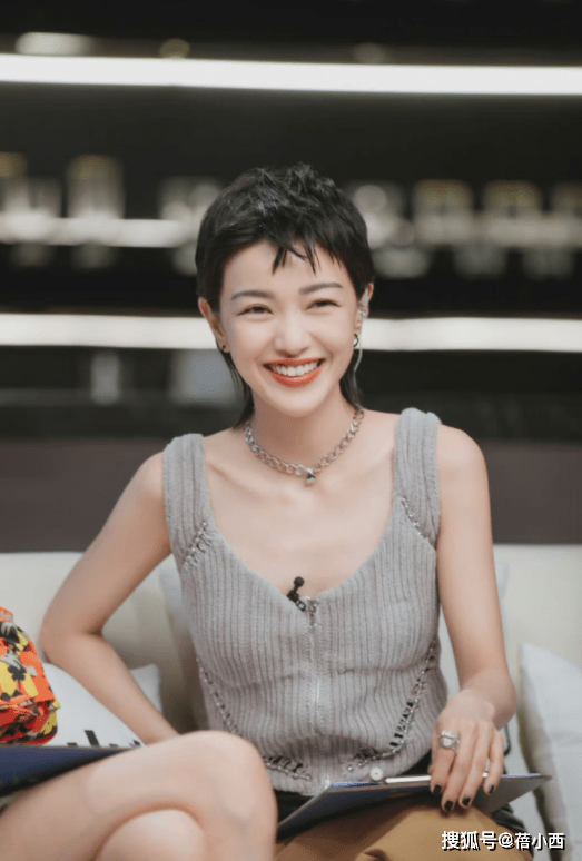 身材|郭采洁终于高调起来，穿深V领亮片裙走T台真美，身高不够气场来凑