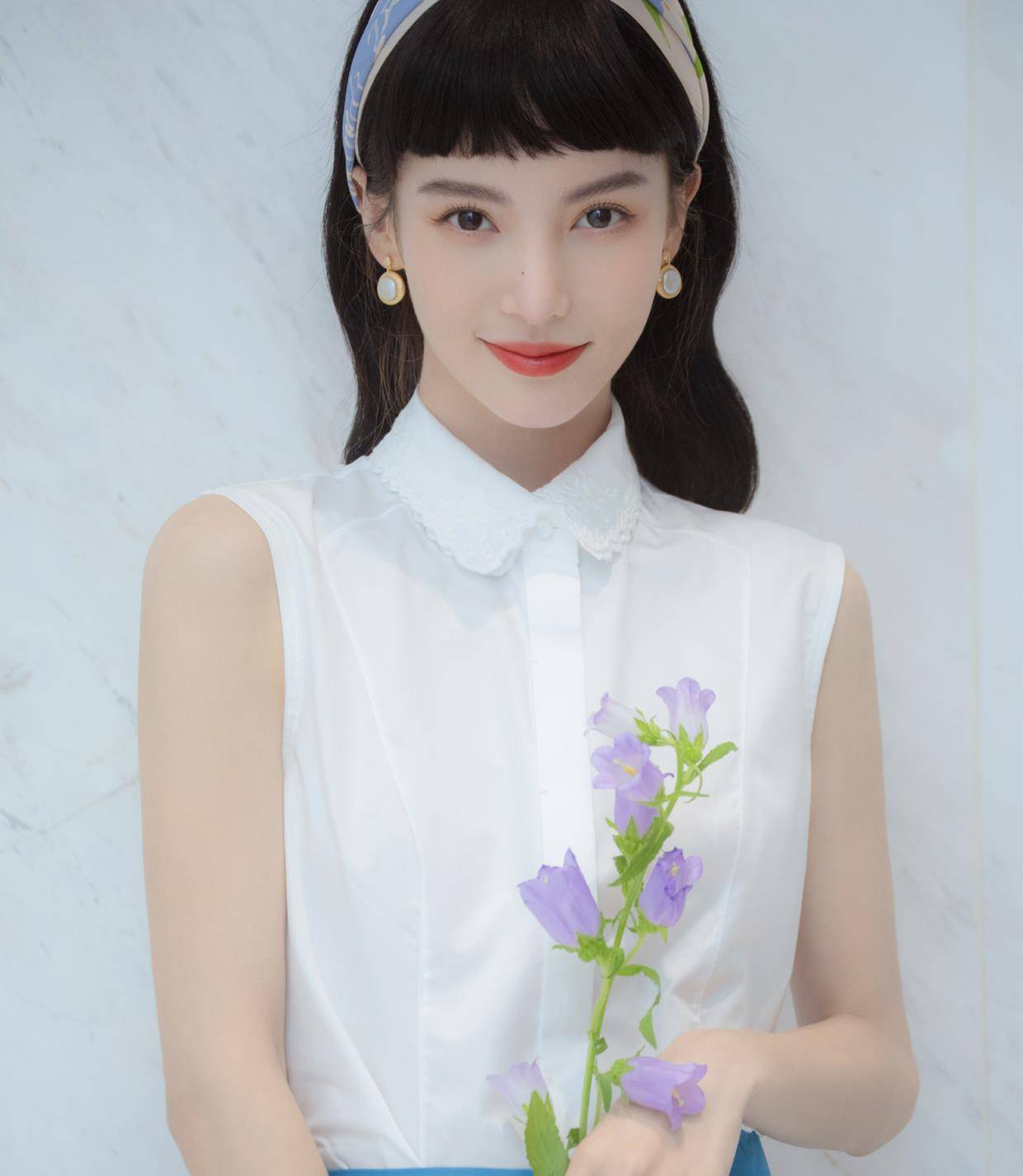 显得|金晨剪了“厚刘海”气质更惊艳，穿白衬衫配蓝色半身裙，真是yyds