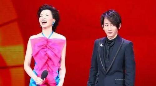 设计|王牌主持人董卿太美了！穿挂脖的连衣裙，充满浪漫特质与少女感