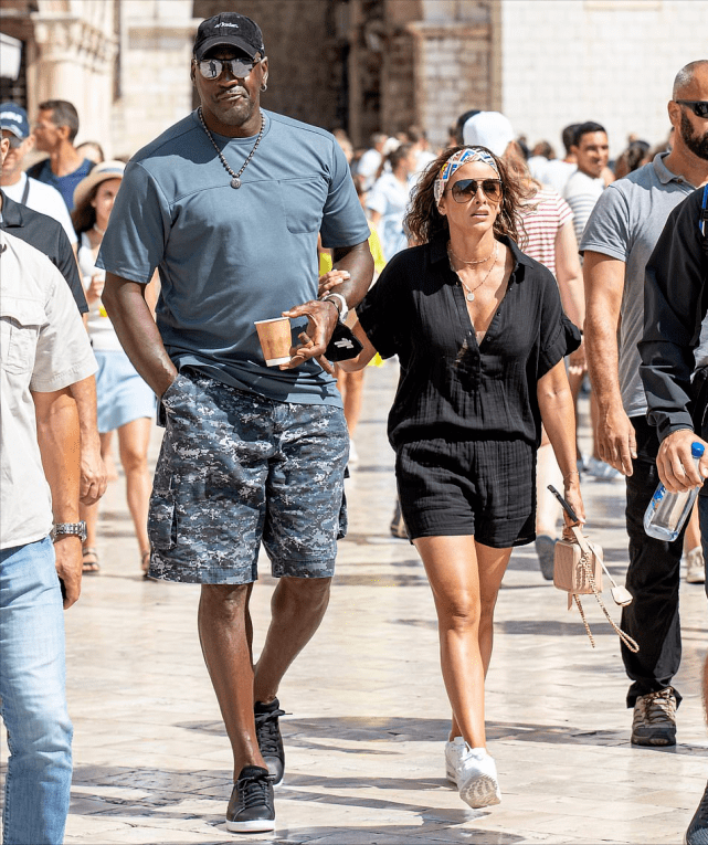 瓦妮莎|58岁乔丹夫妇度假太养眼！依然像小伙子，42岁娇妻穿一身黑好显嫩