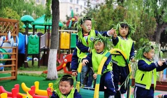 因为|孩子满3岁就要送幼儿园？育儿专家坦言：父母送错了，娃遭罪受